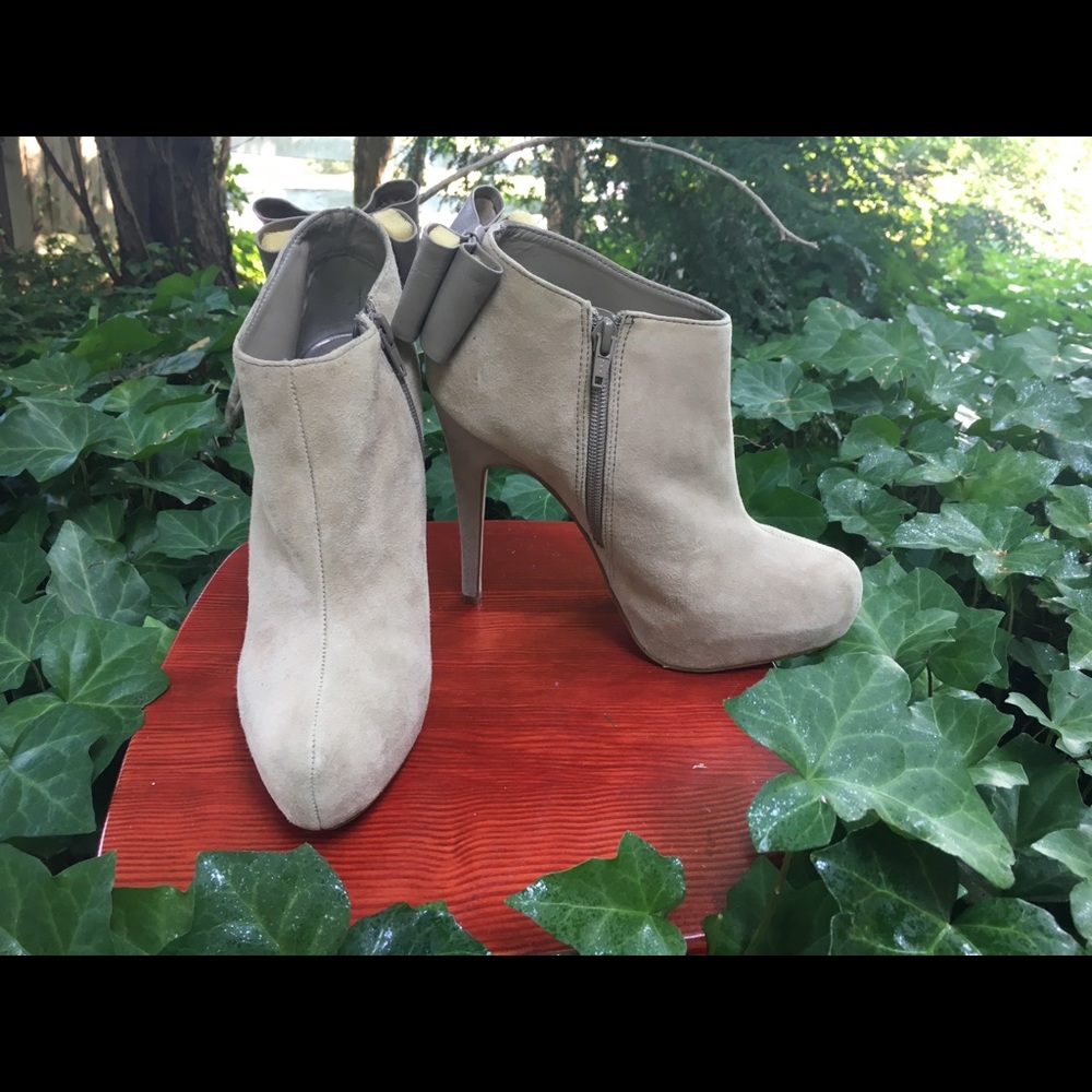 Dolce Vita Taupe Banya Bow bootie.